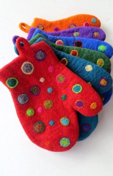 DOTTED FELT OVEN MITT